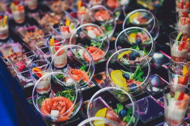 Güzel dekore edilmiş yemek masası farklı atıştırmalıklar ve aperatiflerle kurumsal noel partisi, düğün kutlaması, farklı vejetaryen aperatifler. 