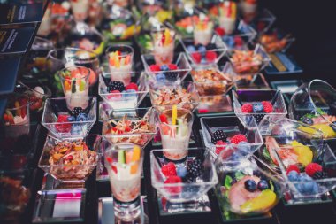 Güzel dekore edilmiş yemek masası farklı atıştırmalıklar ve aperatiflerle kurumsal noel partisi, düğün kutlaması, farklı vejetaryen aperatifler. 