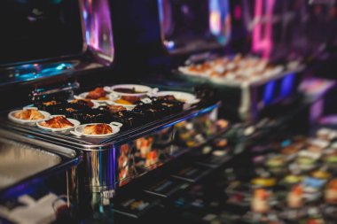 Güzel dekore edilmiş yemek masası farklı atıştırmalıklar ve aperatiflerle kurumsal noel partisi, düğün kutlaması, farklı vejetaryen aperatifler. 