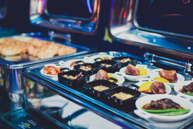 Güzel dekore edilmiş yemek masası farklı atıştırmalıklar ve aperatiflerle kurumsal noel partisi, düğün kutlaması, farklı vejetaryen aperatifler. 