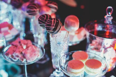 Güzel, renkli, fırınlanmış, çocuklar için tatlı tatlı, çocuklar için parti, yemek masası. 