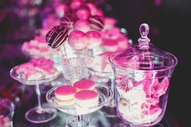 Güzel, renkli, fırınlanmış, çocuklar için tatlı tatlı, çocuklar için parti, yemek masası. 