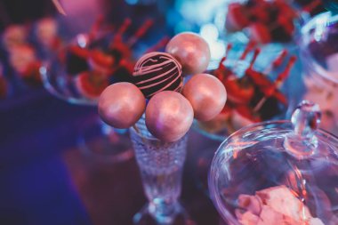 Güzel, renkli, fırınlanmış, çocuklar için tatlı tatlı, çocuklar için parti, yemek masası. 