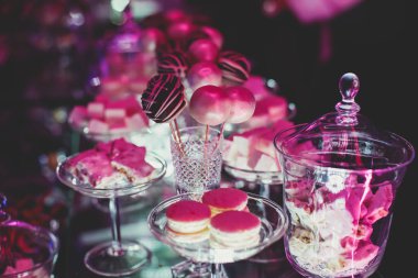 Güzel, renkli, fırınlanmış, çocuklar için tatlı tatlı, çocuklar için parti, yemek masası. 