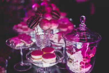 Güzel, renkli, fırınlanmış, çocuklar için tatlı tatlı, çocuklar için parti, yemek masası. 