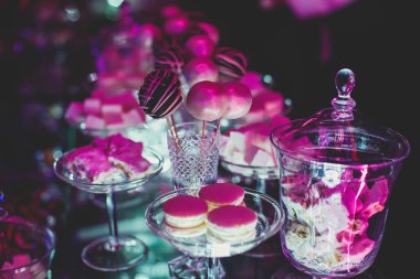 Güzel, renkli, fırınlanmış, çocuklar için tatlı tatlı, çocuklar için parti, yemek masası. 