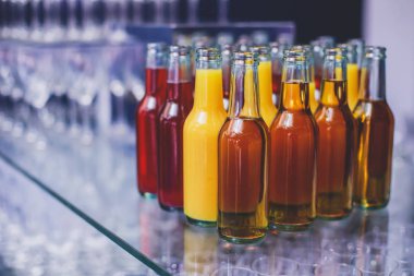 Yemek masasında alkol ayarı, bir partide sıra sıra değişik renkte alkol kokteylleri, martini, votka ve dekore edilmiş buket masasında diğerleri. 