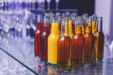 Yemek masasında alkol ayarı, bir partide sıra sıra değişik renkte alkol kokteylleri, martini, votka ve dekore edilmiş buket masasında diğerleri. 