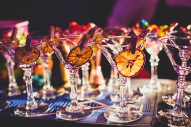 Yemek masasında alkol ayarı, bir partide sıra sıra değişik renkte alkol kokteylleri, martini, votka ve dekore edilmiş buket masasında diğerleri. 