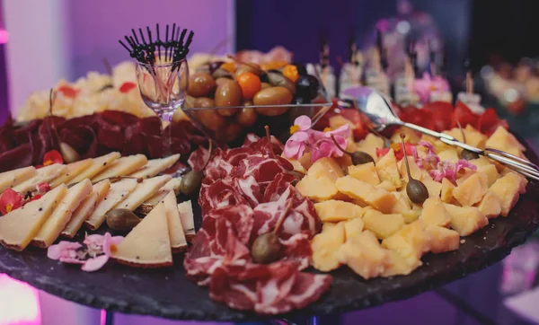 Meja perjamuan dengan hiasan indah dengan makanan dan makanan pembuka yang berbeda pada acara ulang tahun perusahaan atau perayaan pernikahan, makanan vegetarian vegetarian yang berbeda — Stok Foto