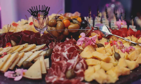Güzel dekore edilmiş yemek masası farklı atıştırmalıklar ve aperatiflerle kurumsal noel partisi, düğün kutlaması, farklı vejetaryen aperatifler. — Stok fotoğraf