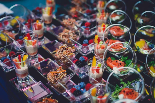 Mesa de banquete de catering lindamente decorada com diferentes lanches e aperitivos de alimentos no evento corporativo de festa de aniversário de Natal ou celebração de casamento, diferentes lanches vegetarianos veganos — Fotografia de Stock