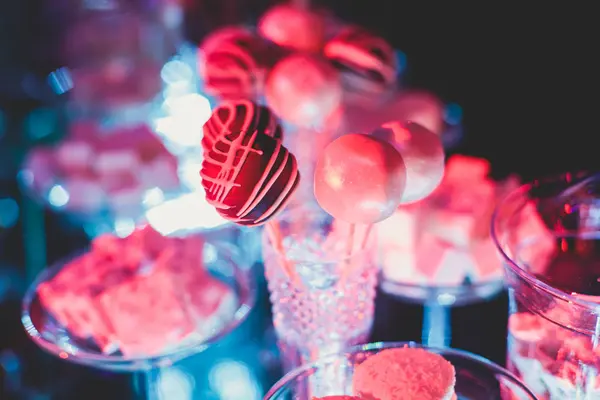 Belle décoration multicolore cuit au four sucré délicieux dessert barre de bonbons sur la fête des enfants, table de banquet traiteur — Photo