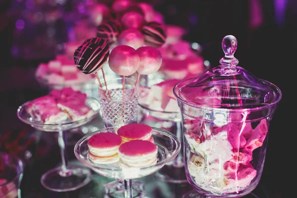 子供のパーティーで美しい多色の装飾焼き菓子バーデザート、ケータリングバンケットテーブル — ストック写真