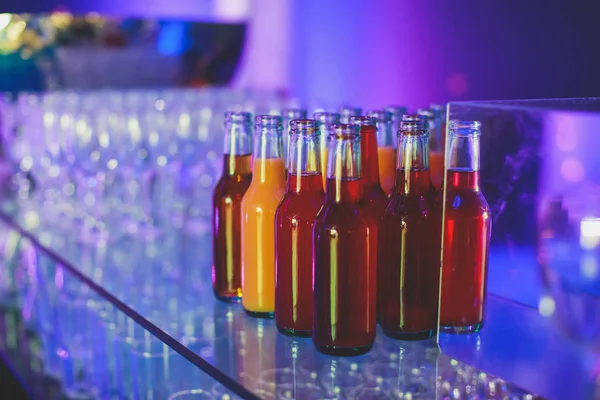 Widok na ustawienie alkoholu na stole bankietowym cateringu, wiersz linii różnych kolorowych koktajli alkoholowych na imprezę, martini, wódka, i inne na ozdobione wydarzenie bukiet gastronomiczny — Zdjęcie stockowe