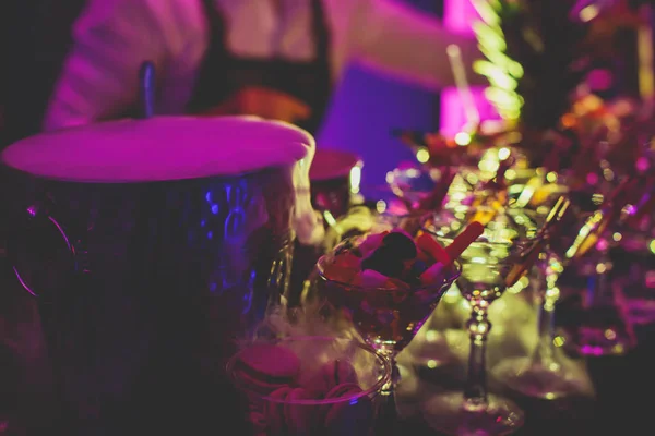 Ansicht von Alkohol Einstellung auf Catering Banketttisch, Reihe von verschiedenen farbigen Alkohol-Cocktails auf einer Party, Martini, Wodka und andere auf dekorierten Catering Bouquet Tisch Veranstaltung — Stockfoto