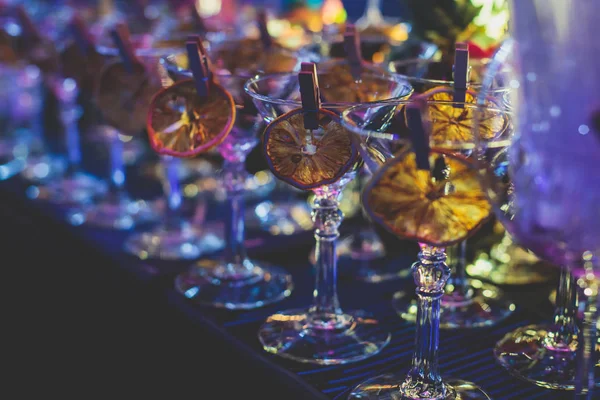 Vue du cadre de l'alcool sur la table de banquet de restauration, ligne de rangée de différents cocktails alcoolisés colorés sur une fête, martini, vodka, et d'autres sur la table de bouquet de restauration décorée événement — Photo