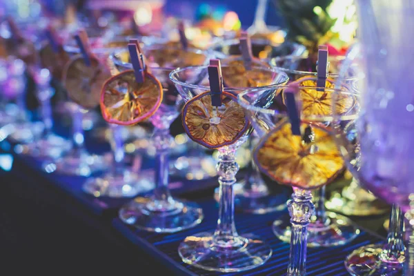 Ansicht von Alkohol Einstellung auf Catering Banketttisch, Reihe von verschiedenen farbigen Alkohol-Cocktails auf einer Party, Martini, Wodka und andere auf dekorierten Catering Bouquet Tisch Veranstaltung — Stockfoto