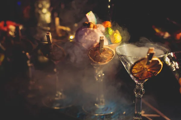 Вид на алкогольную обстановку на банкетном столе, ряд разноцветных алкогольных коктейлей на вечеринке, мартини, водки и другие на украшенном фуршете — стоковое фото