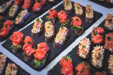 Kurumsal Noel partisinde veya düğün kutlamalarında çeşitli sebzeler ve farklı vejetaryen aperatiflerle güzel dekore edilmiş yemek masası.