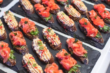 Kurumsal Noel partisinde veya düğün kutlamalarında çeşitli sebzeler ve farklı vejetaryen aperatiflerle güzel dekore edilmiş yemek masası.