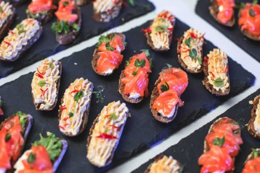 Kurumsal Noel partisinde veya düğün kutlamalarında çeşitli sebzeler ve farklı vejetaryen aperatiflerle güzel dekore edilmiş yemek masası.