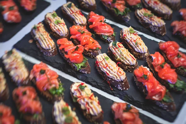 Beautifully decorated catering banquet table with variety of veg — 스톡 사진