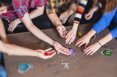 Masa oyunu oynama ve aile ve arkadaşlarla eğlenme süreci, masa oyunu konsepti, elle oynama ve zar atma 