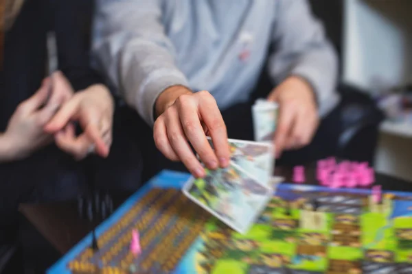 Processo de jogar jogo de tabuleiro e se divertir com amigos e familiares, conceito de jogo de tabuleiro, mão jogando e rolar os dados — Fotografia de Stock