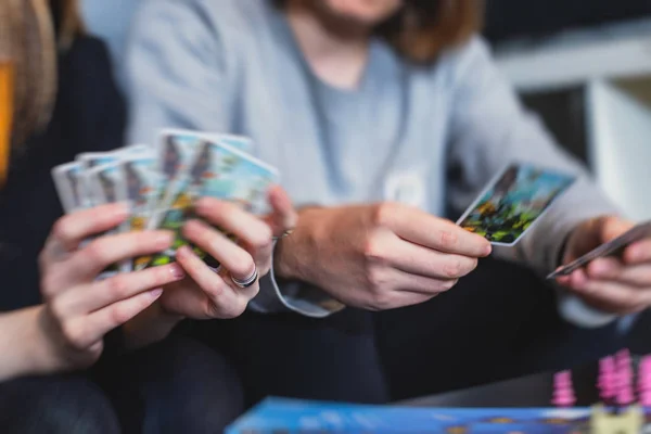 Prozess des Brettspiels und Spaß mit Freunden und Familie, Brettspielkonzept, Handspiel und Würfeln — Stockfoto