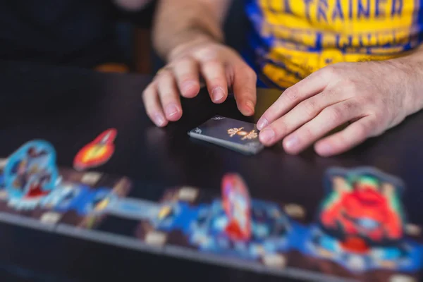 Prozess des Brettspiels und Spaß mit Freunden und Familie, Brettspielkonzept, Handspiel und Würfeln — Stockfoto