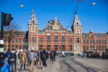 Amsterdam caddesinin tarihi merkezindeki manzarası, başkent Amsterdam, Kuzey Hollanda, Hollanda 'daki kanal evleri, yaz güneşli bir gün.