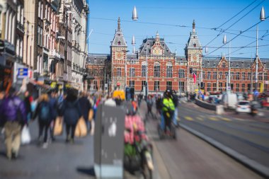 Amsterdam caddesinin tarihi merkezindeki manzarası, başkent Amsterdam, Kuzey Hollanda, Hollanda 'daki kanal evleri, yaz güneşli bir gün.