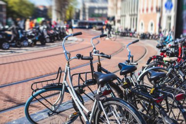 Amsterdam caddesinin tarihi merkezindeki manzarası, başkent Amsterdam, Kuzey Hollanda, Hollanda 'daki kanal evleri, yaz güneşli bir gün.