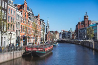 Amsterdam caddesinin tarihi merkezindeki manzarası, başkent Amsterdam, Kuzey Hollanda, Hollanda 'daki kanal evleri, yaz güneşli bir gün.