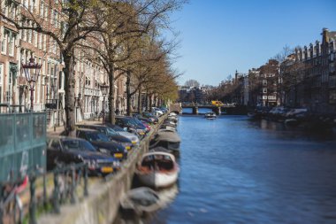 Amsterdam caddesinin tarihi merkezindeki manzarası, başkent Amsterdam, Kuzey Hollanda, Hollanda 'daki kanal evleri, yaz güneşli bir gün.