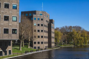 Amsterdam caddesinin tarihi merkezindeki manzarası, başkent Amsterdam, Kuzey Hollanda, Hollanda 'daki kanal evleri, yaz güneşli bir gün.