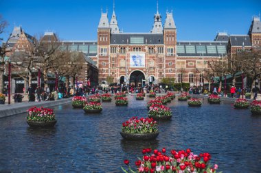 Amsterdam caddesinin tarihi merkezindeki manzarası, başkent Amsterdam, Kuzey Hollanda, Hollanda 'daki kanal evleri, yaz güneşli bir gün.