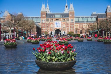 Amsterdam caddesinin tarihi merkezindeki manzarası, başkent Amsterdam, Kuzey Hollanda, Hollanda 'daki kanal evleri, yaz güneşli bir gün.