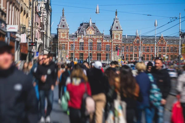 Amsterdam caddesinin tarihi merkezindeki manzarası, başkent Amsterdam, Kuzey Hollanda, Hollanda 'daki kanal evleri, yaz güneşli bir gün.