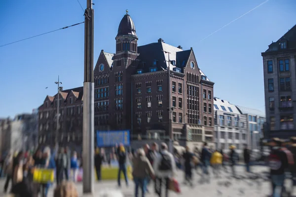 Utsikt över Amsterdams gata i den historiska stadskärnan, med kanalhus i huvudstaden Amsterdam, North Holland, Nederländerna, sommar solig dag — Stockfoto