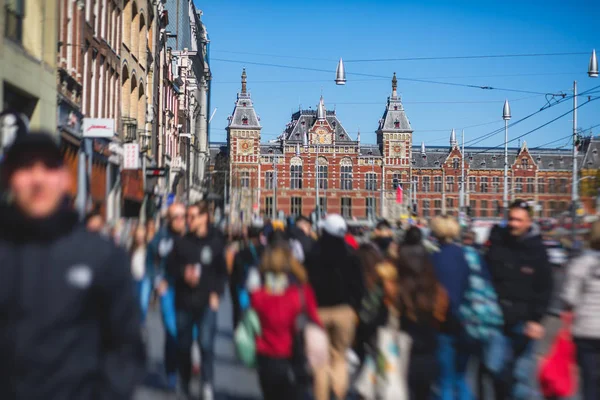Vista de la calle Amsterdam en el centro histórico, con casas del canal en la ciudad capital de Amsterdam, Holanda Septentrional, Países Bajos, día soleado de verano — Foto de Stock