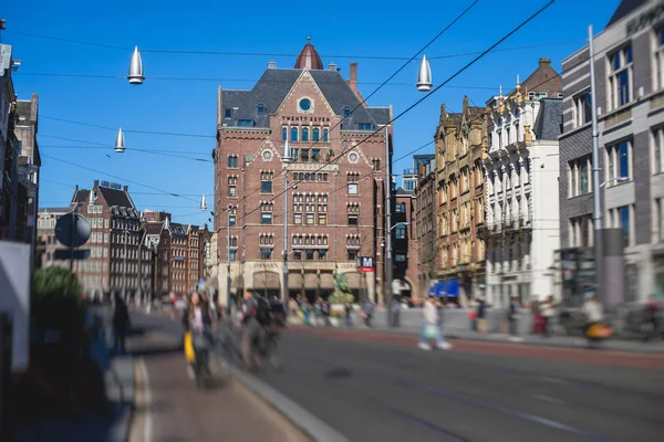 Vue de la rue Amsterdam dans le centre historique, avec des maisons de canal dans la capitale d'Amsterdam, Hollande-Septentrionale, Pays-Bas, journée ensoleillée d'été — Photo