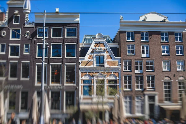 Amsterdam caddesinin tarihi merkezindeki manzarası, başkent Amsterdam, Kuzey Hollanda, Hollanda 'daki kanal evleri, yaz güneşli bir gün.