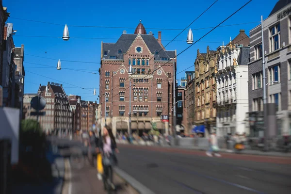 Uitzicht op de Amsterdamse straat in het historische centrum, met grachtenpanden in de hoofdstad Amsterdam, Noord-Holland, Nederland, zonnige zomerdag — Stockfoto