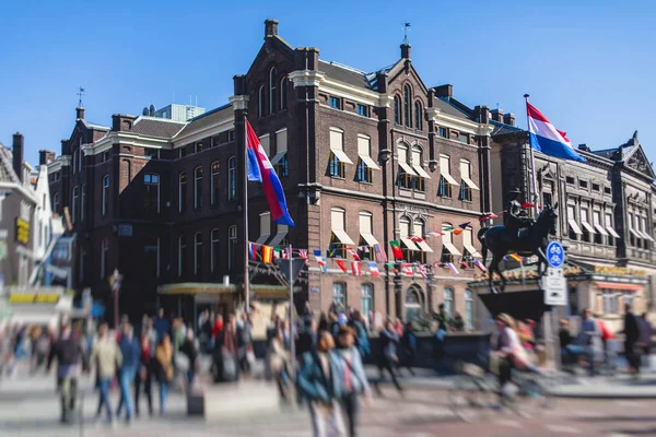 Utsikt över Amsterdams gata i den historiska stadskärnan, med kanalhus i huvudstaden Amsterdam, North Holland, Nederländerna, sommar solig dag — Stockfoto