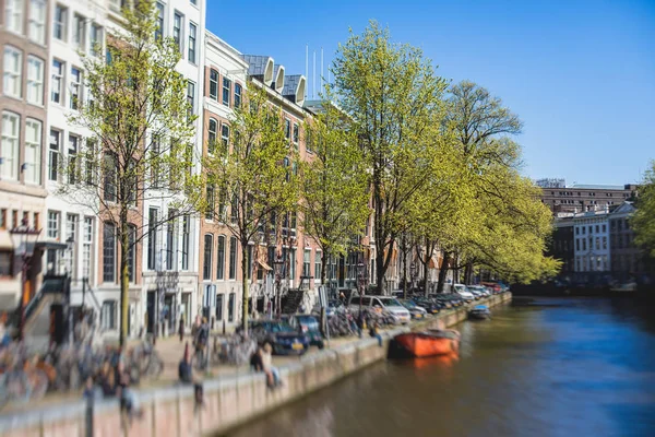 Uitzicht op de Amsterdamse straat in het historische centrum, met grachtenpanden in de hoofdstad Amsterdam, Noord-Holland, Nederland, zonnige zomerdag — Stockfoto