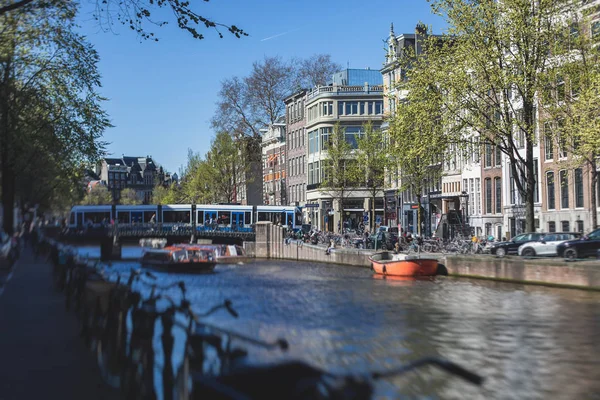 Uitzicht op de Amsterdamse straat in het historische centrum, met grachtenpanden in de hoofdstad Amsterdam, Noord-Holland, Nederland, zonnige zomerdag — Stockfoto