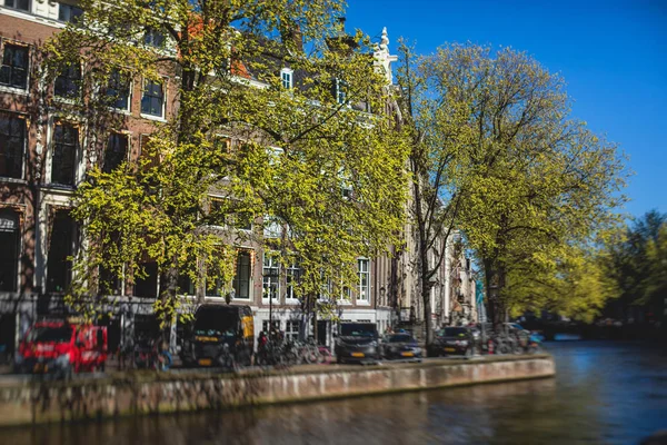 Uitzicht op de Amsterdamse straat in het historische centrum, met grachtenpanden in de hoofdstad Amsterdam, Noord-Holland, Nederland, zonnige zomerdag — Stockfoto