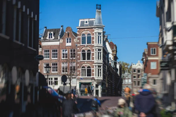 Uitzicht op de Amsterdamse straat in het historische centrum, met grachtenpanden in de hoofdstad Amsterdam, Noord-Holland, Nederland, zonnige zomerdag — Stockfoto